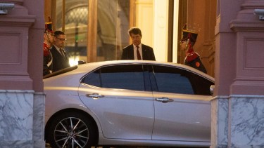 El jefe de Gabinete, saliendo de la Casa Rosada. 