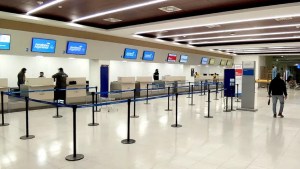 Imputaron a un hombre que quiso abordar un avión en Bariloche con un asta de ciervo