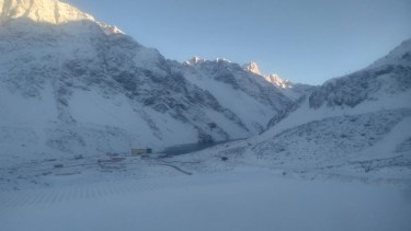 La nieve complejiza el tránsito en los pasos fronterizos, que se encuentran atiborrados. Foto: gentileza.-