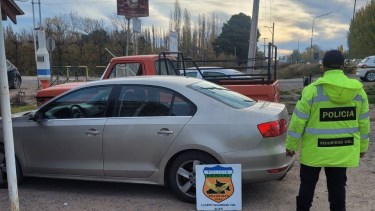 El automóvil fue secuestrado ayer por la tarde en el puesto del Cuerpo de Seguridad Vial que se encuentra a la vera de la Ruta 22. foto: gentileza
