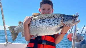 Video: Benicio tiene 9 años y en su primera salida pescó una trucha de 10 kilos en un lago de la Patagonia