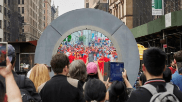 "The Portals" es un proyecto que mediante a una transmisión en vivo conecta Estados Unidos e Irlanda las 24 horas del día. 