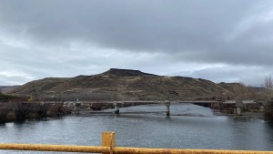 Neuquén: le hizo una chacarera a la interminable obra del puente de La Rinconada y causó furor