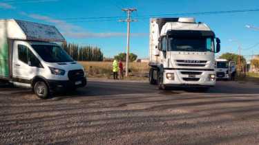 El camión quedó varado sobre Ruta 65. Foto: Juan Thomes.