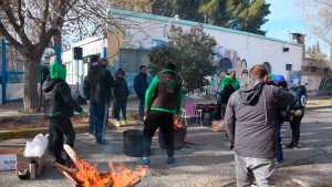 Cortaron el tránsito en el centro de Roca: ATE protestó tras un despido en Aguas Rionegrinas