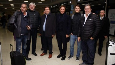 Alejandro Gravier y su hijo Tiziano, rodeados por el gobernador Weretilneck, el intendente Cortés y Daniel Scioli en Bariloche. Foto: Gentileza municipalidad