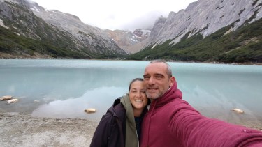 Laguna Esmeralda. Carla y Sebastián en Tierra del Fuego. Foto: @giraygira