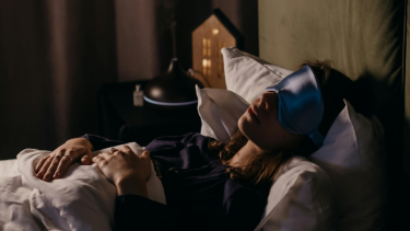Foto de Polina Kovaleva: https://www.pexels.com/es-es/foto/mujer-cama-habitacion-comodo-6541206/