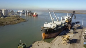 Balanza comercial: tuvo superávit por casi U$S 2.000 millones en agosto, con derrumbe importador