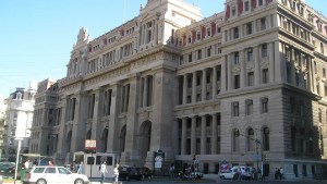 Evacuaron el Palacio de Tribunales en CABA por una falsa amenaza de bomba