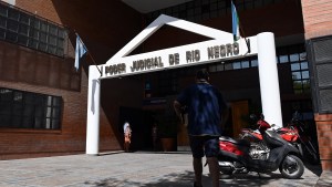 Condena civil a conductor que dobló cerrado, invadió el carril contrario y chocó a un taxista en Viedma