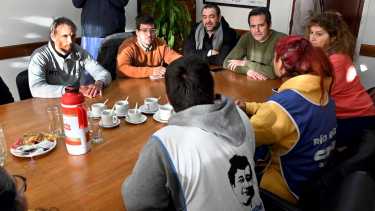 El ministro Muena y representantes de las organizaciones sociales. Foto: Marcelo Ochoa
