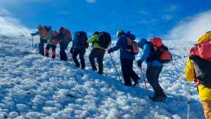 Norte neuquino: a los 70, Sonia subió el volcán Tromen, la segunda cumbre más alta de la Patagonia