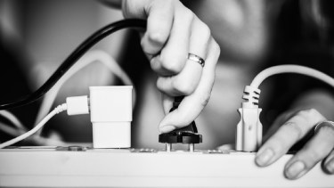 Algunos electrodomésticos no son aptos para usar en las zapatillas. Image by rawpixel.com on Freepik