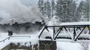 El video de película de La Trochita abriéndose paso entre la nieve:  así «se vive el invierno en la Patagonia»