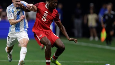La federación canadiense denunció que uno de sus jugadores, Moïse Bombito, recibió comentarios racistas de hinchas argentinos. 