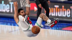 Boston festejó en Dallas y está a un paso del título en la NBA