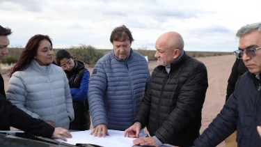 El gobernador Weretilneck estuvo en la zona de Punta Colorada semanas atrás junto a la intendenta Fernández, funcionarios y legisladores oficialistas. Gentileza