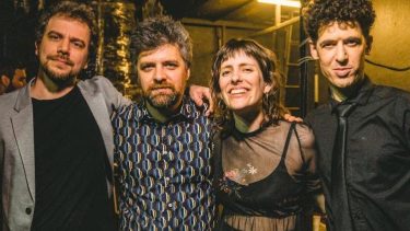 Músicos para volar. Bruno Moreno, Alexis Thompson (guitarras), Julieta Sciasci (bajo) y José Matteucci (batería y voz)