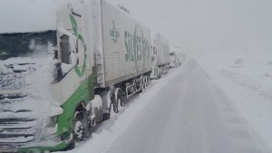 Cierre del paso Pino Hachado: se abrió el paso para 40 camiones, pero se rompió una máquina y debieron regresar a Las Lajas