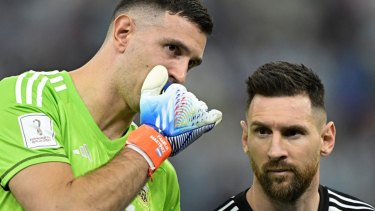 Un periodista mexicano apuntó contra Dibu Martínez y Lionel Messi. (Photo by JUAN MABROMATA / AFP)