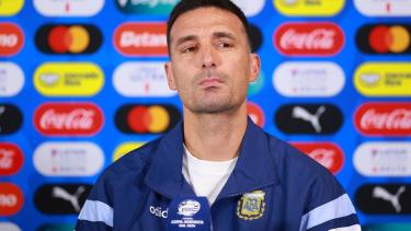 El entrenador de la Albiceleste fue multado y no estará presente en el campo de juego ante Perú.