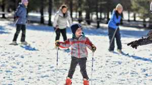Norte neuquino, la gran escapada del finde largo que incluye clases de esquí y snowboard gratis