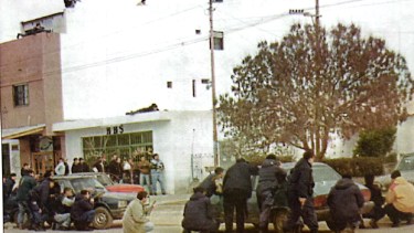 Policías rodeando la casa donde se resguardaban los asaltantes. Foto: archivo Miguel Gambera