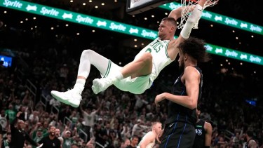 Los Celtics se quedaron con el primer juego de las Finales de la NBA. (AP Foto/Charles Krupa)