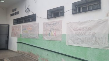 Las familias organizaron una sentada en protesta. Foto gentileza