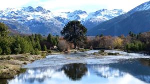 Conocé Villa Pehuenia, la aldea de montaña cubierta de nieve que invita a desconectarse