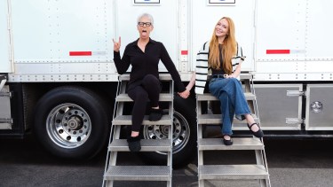Jamie Lee Curtis y Lindsay Lohan en el set de la secuela de  "Freaky Friday". Photo by Andrew Eccles. © 2024 Disney Enterprises, Inc. All Rights Reserved.