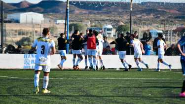El plantel de Olimpo festejando el gol Ivo Di Buo que le dio el triunfo ante Deportivo Rincón.