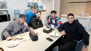 Varela visitó a sus ex compañeros en Boca: Langoni, Ceballos, Medina y Equi Fernández.