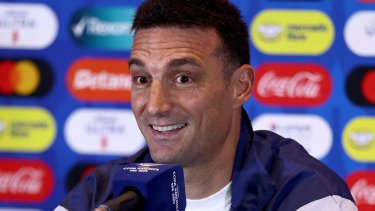 Lionel Scaloni analizó la victoria de Argentina y protagonizó un blooper con un periodista.