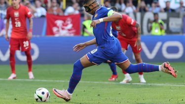 Mbappé, de penal anotó su primer gol en la Eurocopa. en el empate de Francia ante Polonia.