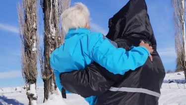 El rescate en helicóptero de dos adultos mayores en el norte neuquino, varados por la nieve. Crédito Nicolás Fuentes