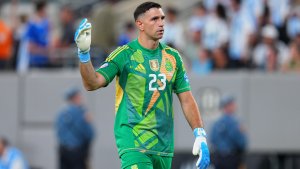 El récord que puede alcanzar Dibu Martínez en el partido contra Colombia