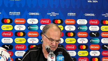 Bielsa rompió el silencia sobre el retiro de Cavani de la selección uruguaya.