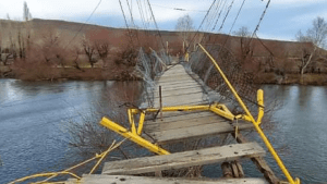 El temporal de viento destrozó la pasarela de Huarenchenque: «Más de 30 años pidiendo un puente»