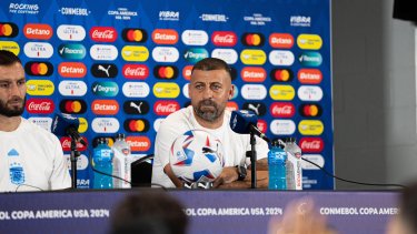 Walter Samuel, junto a Germán Pezzella, habló en la conferencia de prensa previa al partido contra Perú.