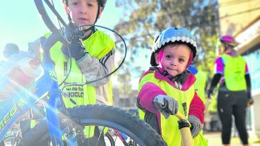 La ciudad de Neuquén ayer organizó desde el municipio capitalino una gran bicicleteada. 
