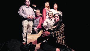 Yazmín, detrás del telón, entre agujas e hilos,  guarda los secretos del teatro de Neuquén