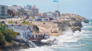El acantilado de Las Grutas ante el embate de una marea extraordinaria. Se estudió que pasará ante el incremento del nivel del mar