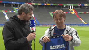 Eurocopa: Modric se emocionó al recibir de regalo una camiseta de Maradona