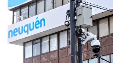La Municipalidad de Neuquén notifica a los infractores capturados en las fotomultas. (foto Cecilia Maletti)