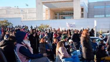 El sindicato docente ATEN siguió las instancias de la votación fuera del recinto. Foto Matías Subat.