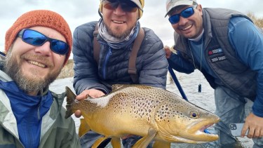 Juntos son dinamita: son amigos, fueron a pescar tras 20 años y picaron estas truchas en una joya de la Patagonia