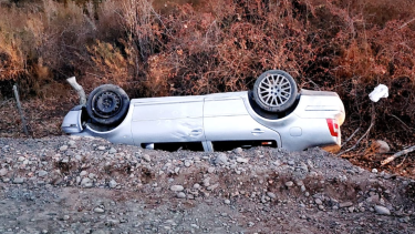 El automóvil dio un tumbo y no hubo heridos. Foto: gentileza