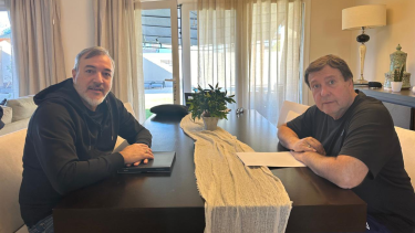 El gobernador de Río Negro, Alberto Weretilneck, se reunió con el secretario General de ATE Nacional, Rodolfo Aguiar, para discutir la situación económica y laboral de la provincia. Foto X de Weretilneck.